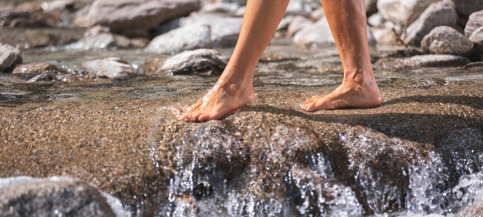 10 Tips Aman Berjalan Jauh Tanpa Merusak Kaki